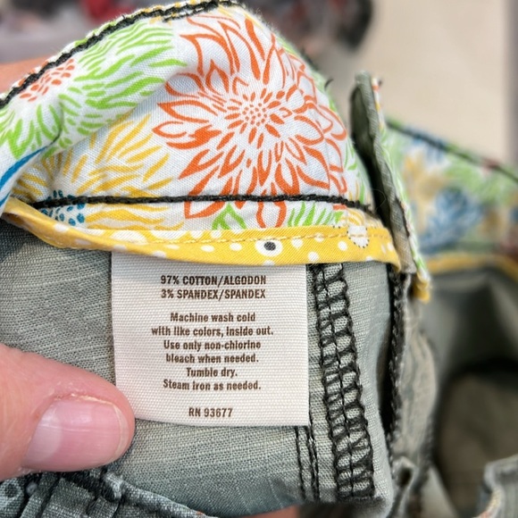 Decree Women's Olive Patterned Cargo Shorts size 7. - Picture 6 of 6